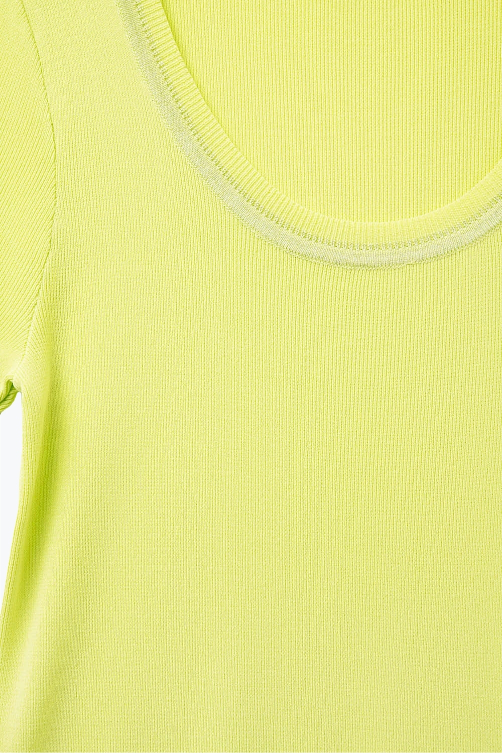 Jersey De Manga Corta En Amarillo Con Costura Plateada En El Cuello Redondo Jersey De Manga Corta En Amarillo Con Costura Plateada En El Cuello Redondo