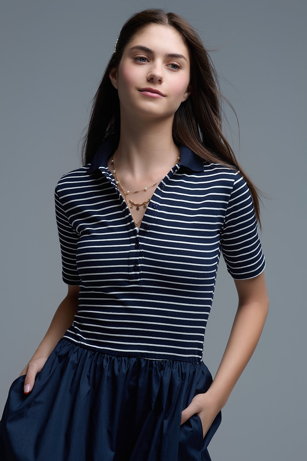 Vestido con top de rayas de polo y falda midi de popel&iacute;n en azul marino