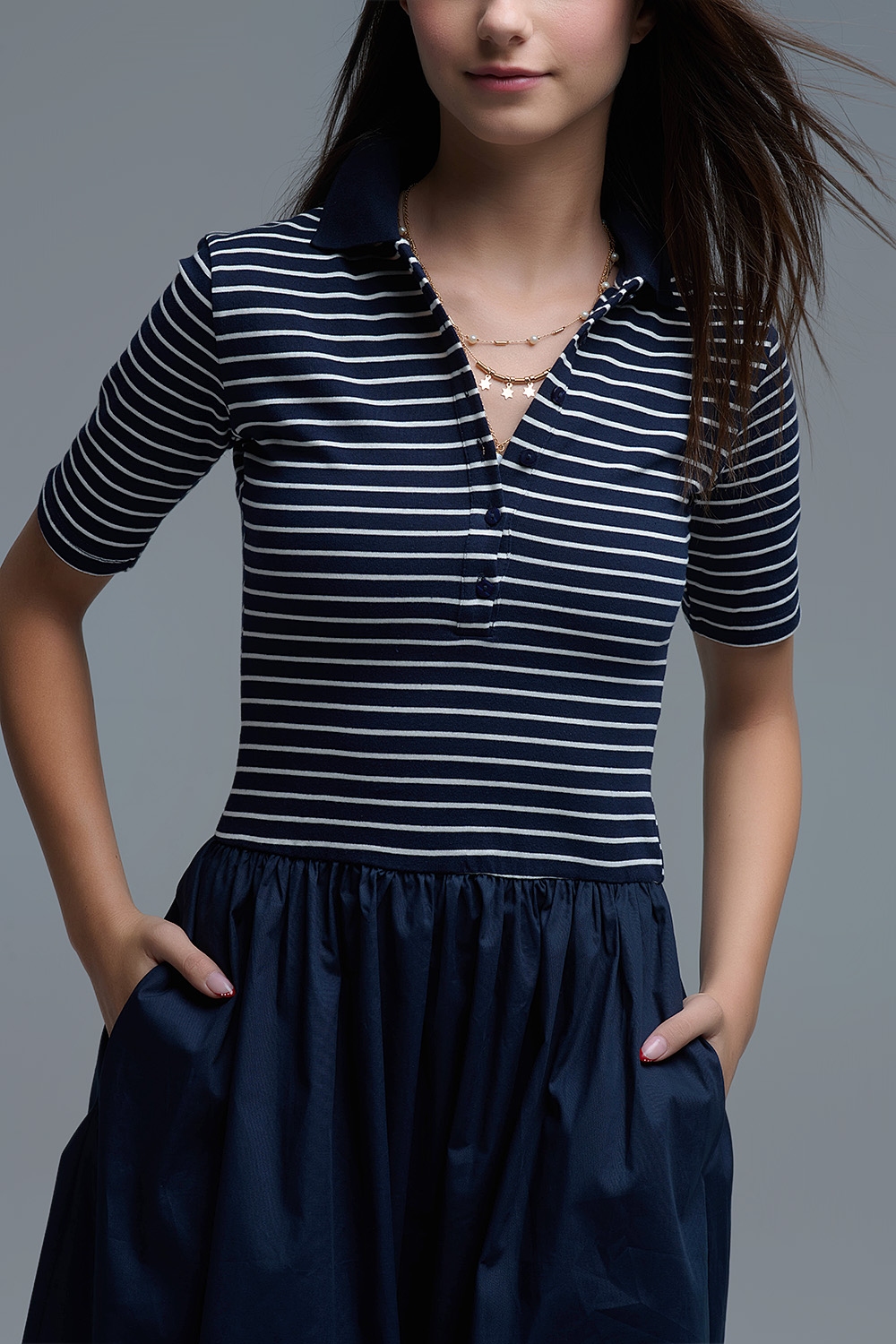 Vestido con top de rayas de polo y falda midi de popel&iacute;n en azul marino