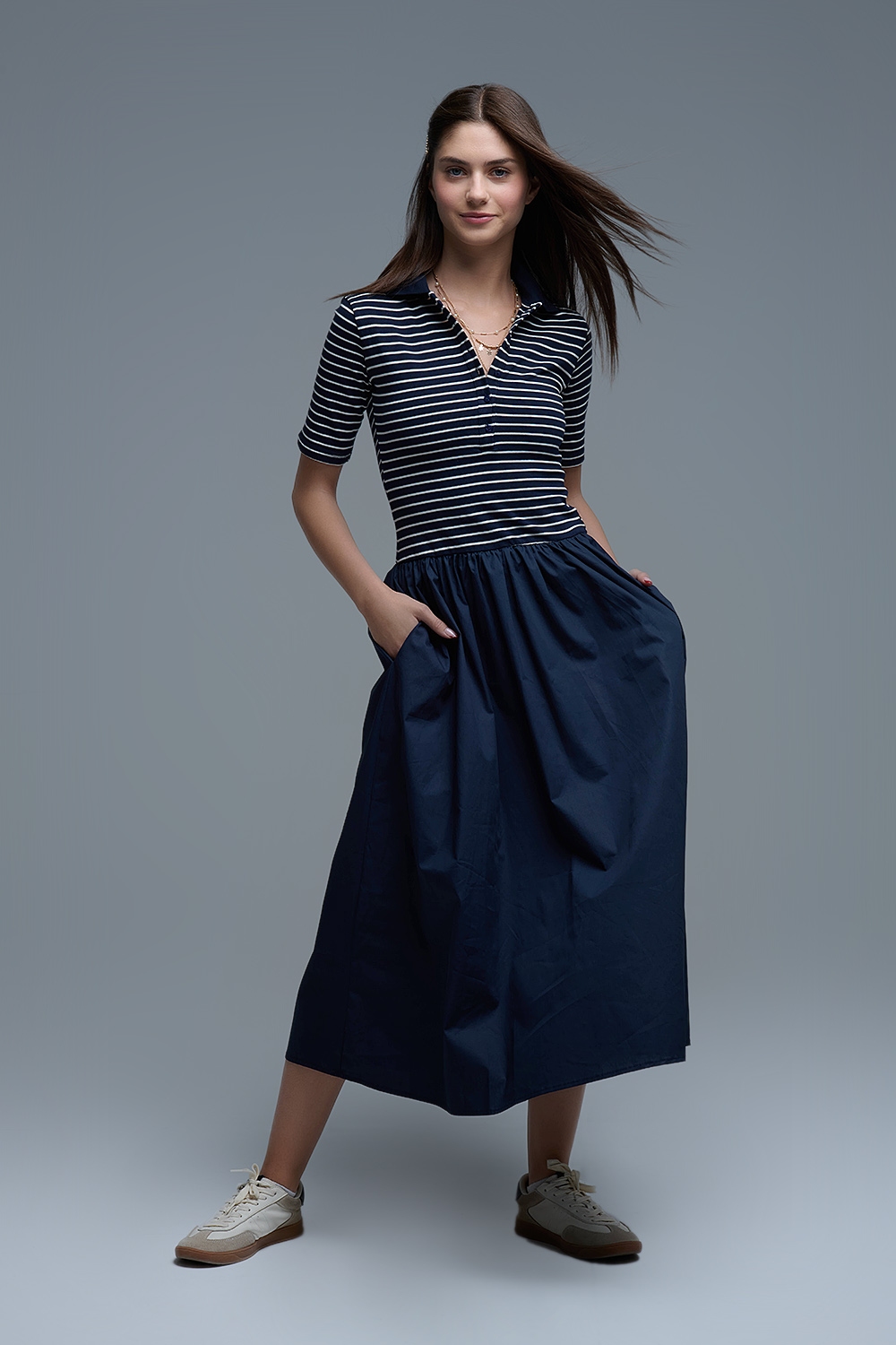 Vestido con top de rayas de polo y falda midi de popel&iacute;n en azul marino