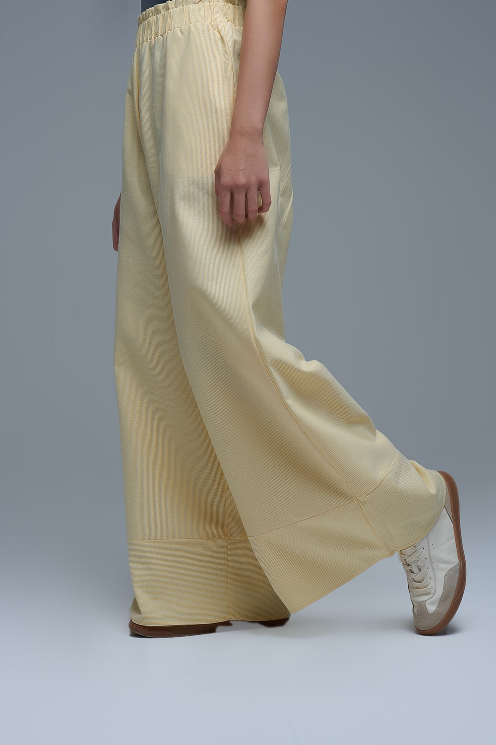 Pantal&oacute;n palazzo amarillo a rayas con pernera extra ancha