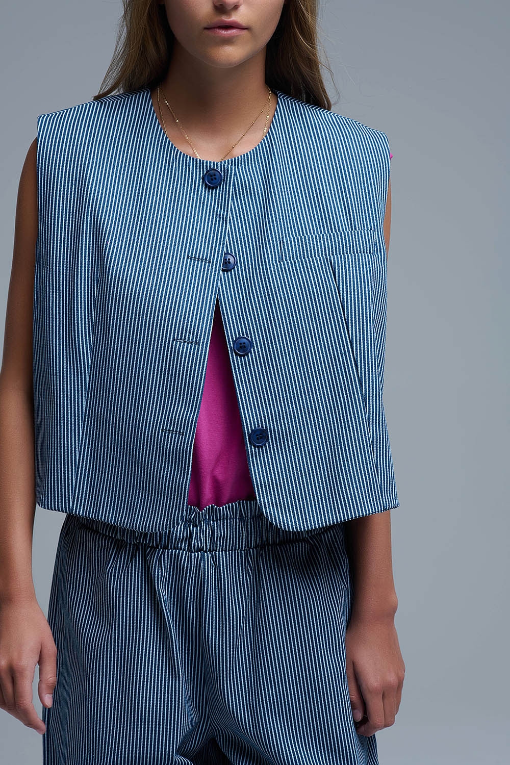 Chaleco de rayas azules y blancas con cuello redondo Chaleco de rayas azules y blancas con cuello redondo