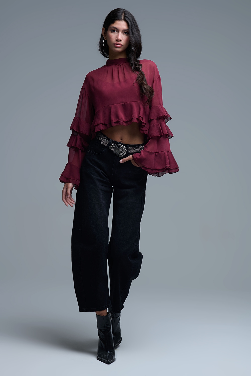 Blusa de gasa con volantes estilo capa en color burdeos