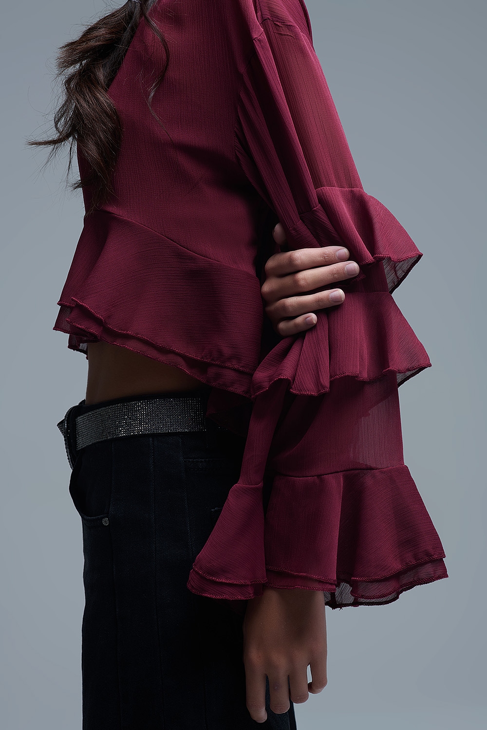 Blusa de gasa con volantes estilo capa en color burdeos
