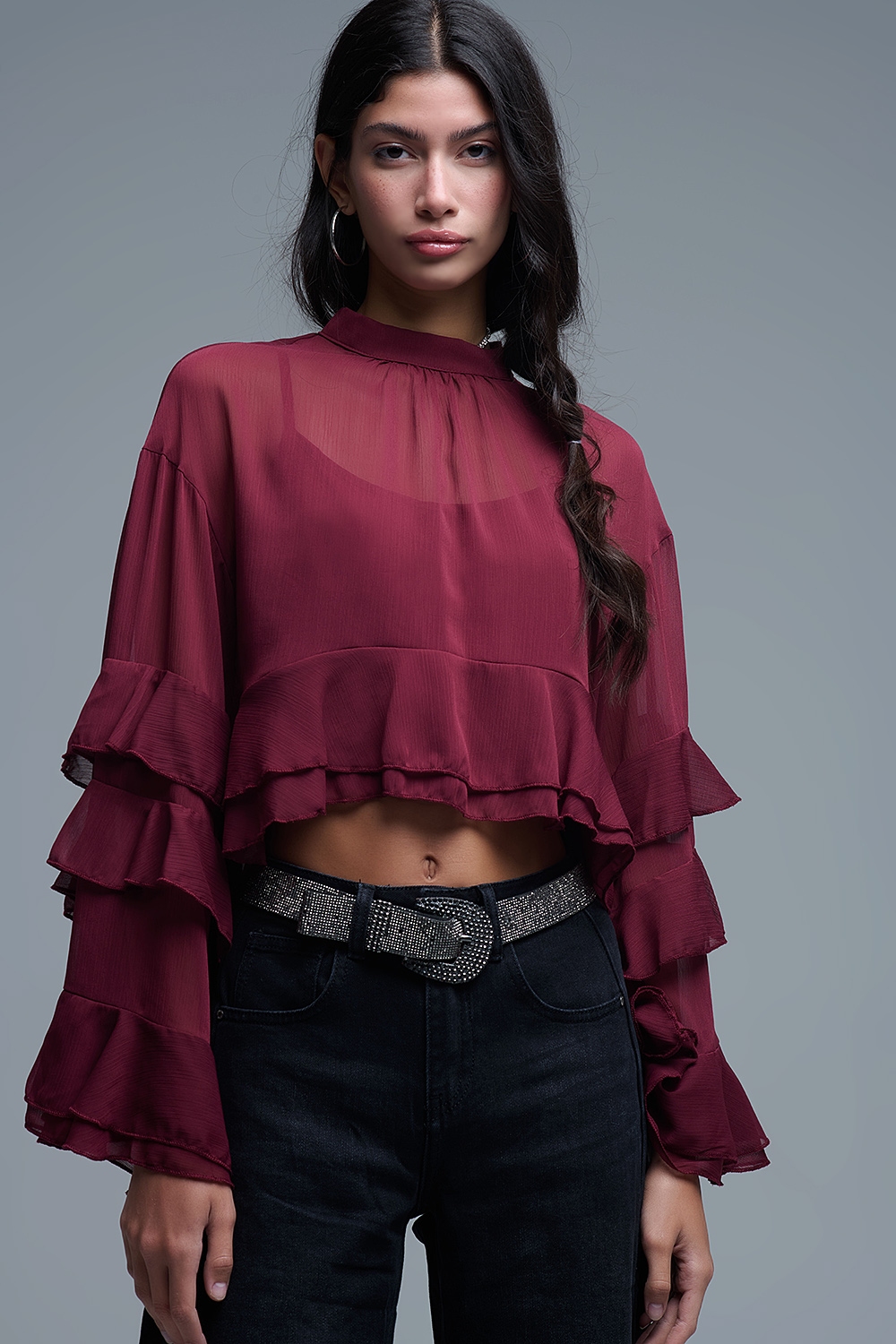 Blusa de gasa con volantes estilo capa en color burdeos