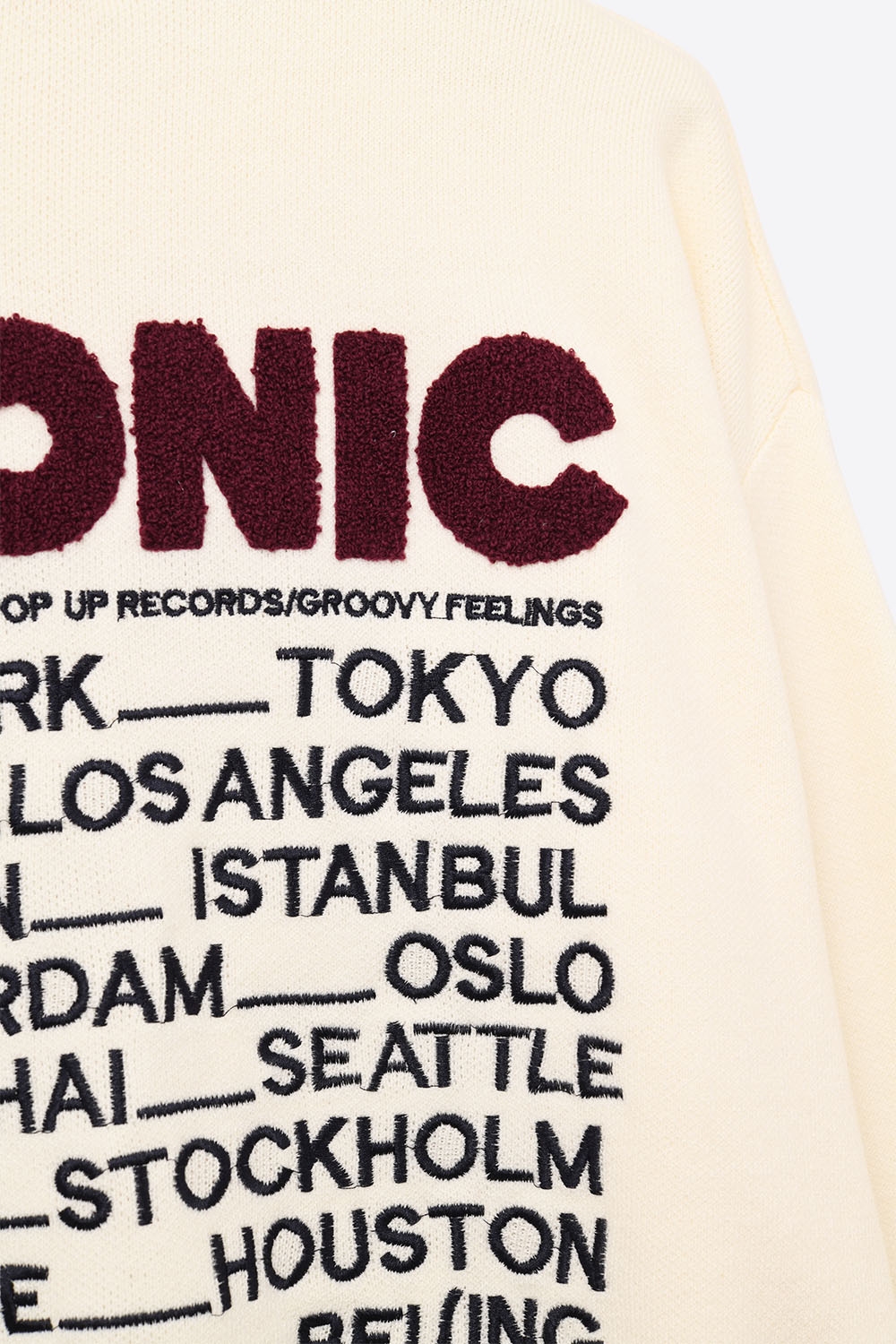 Jersey ICONIC bordado con estampado Global Tour en la espalda en color crema