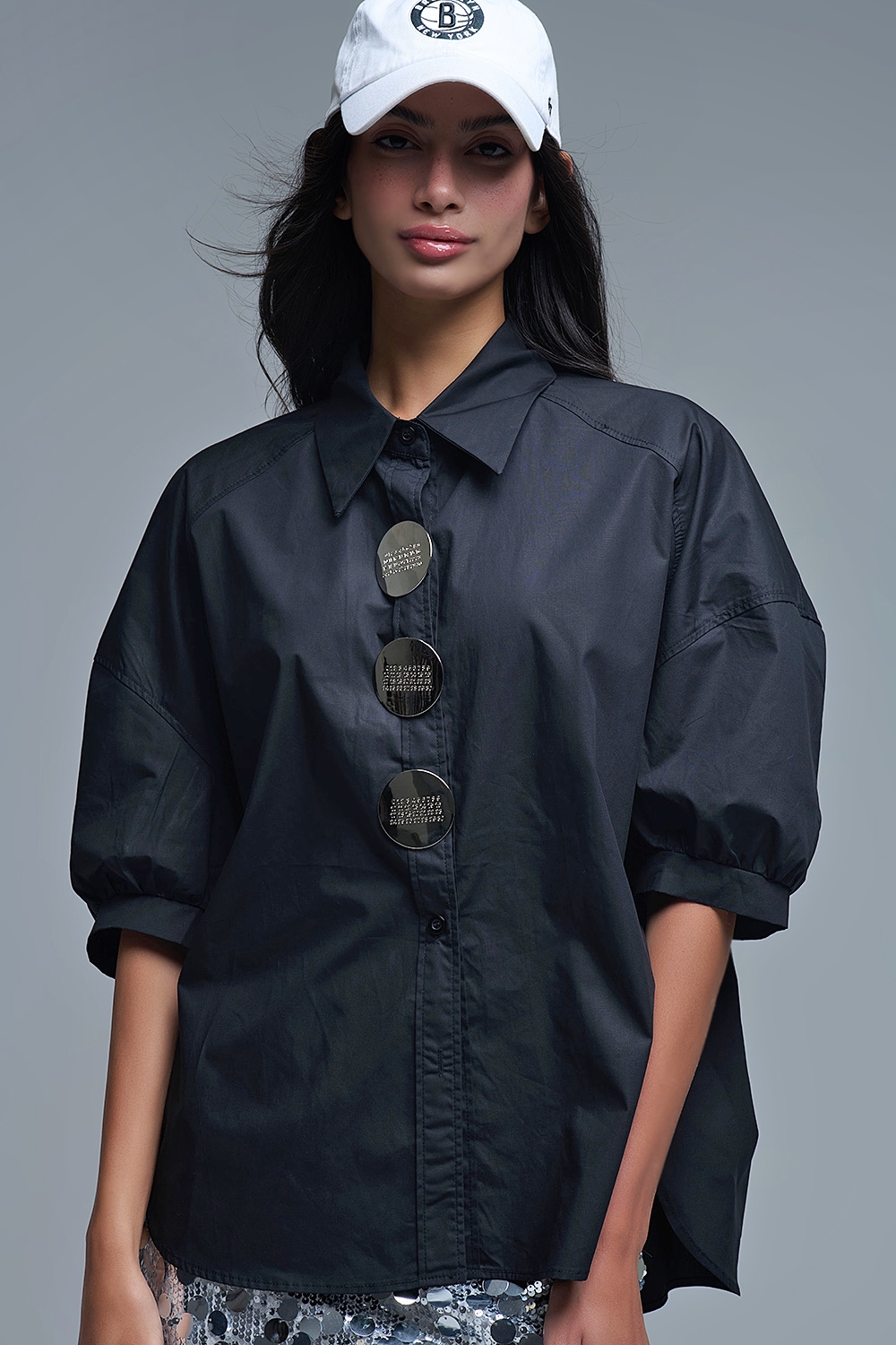 Camisa relajada de popelina de manga 3/4 con detalle de botones en negro