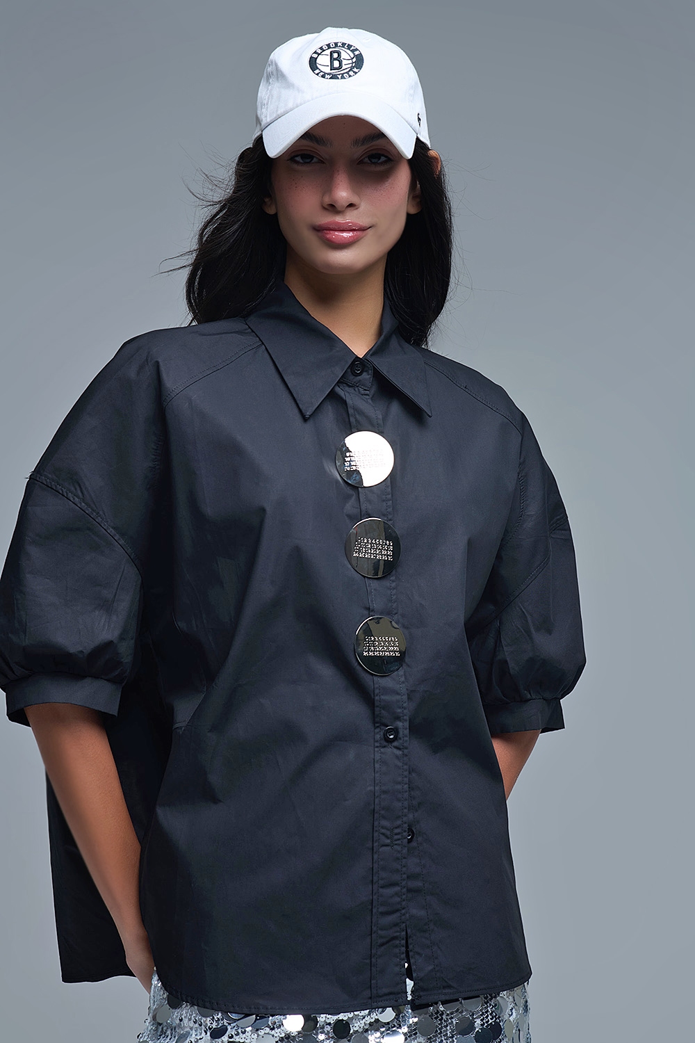 Camisa relajada de popelina de manga 3/4 con detalle de botones en negro