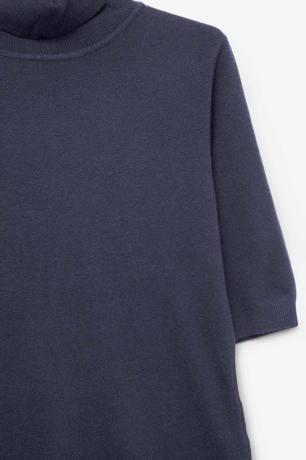 Jersey de punto fino en azul marino con cuello alto y mangas al codo Jersey de punto fino en azul marino con cuello alto y mangas al codo