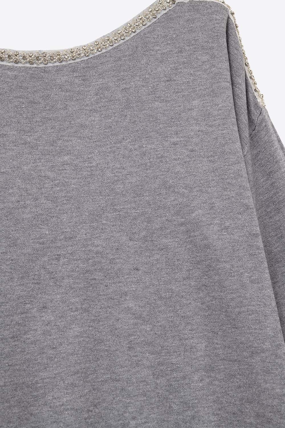 jersey gris de punto fino con cuello barco y detalle de strass jersey gris de punto fino con cuello barco y detalle de strass