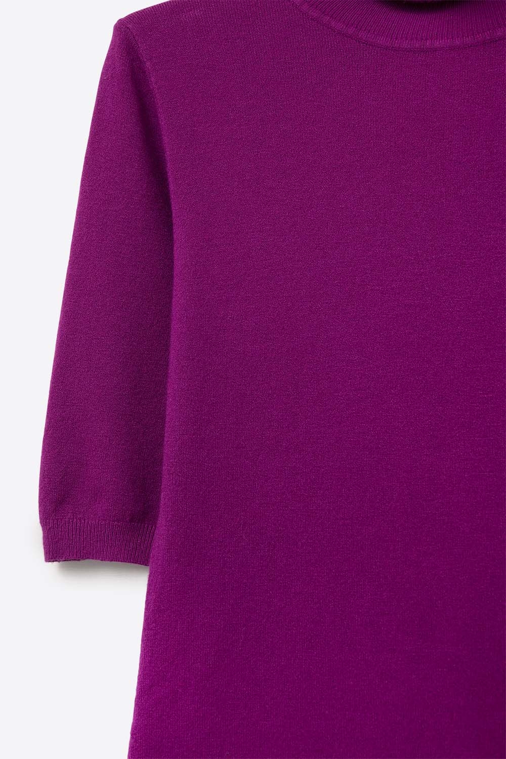 Jersey de punto fino en color fucsia con cuello alto y mangas al codo Jersey de punto fino en color fucsia con cuello alto y mangas al codo