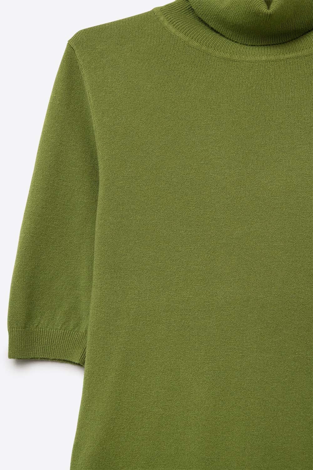 Jersey de punto fino en verde oliva con cuello alto y mangas al codo Jersey de punto fino en verde oliva con cuello alto y mangas al codo