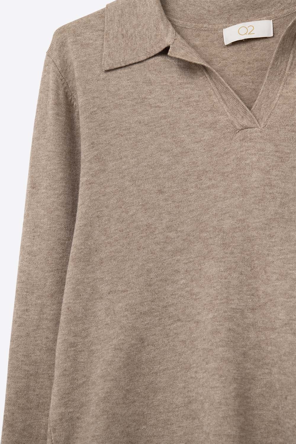 Cuello polo tejido beige con escote en V sin tapeta de botones