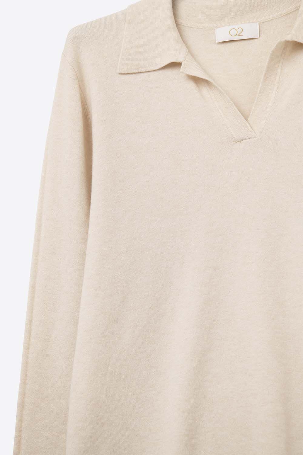 Cuello polo de punto con escote en V sin tapeta de botones en color crema