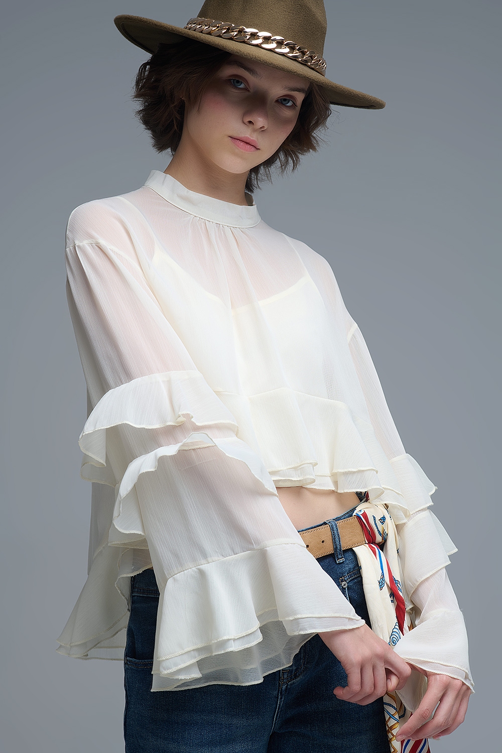 Blusa de gasa con volantes estilo capa color beige