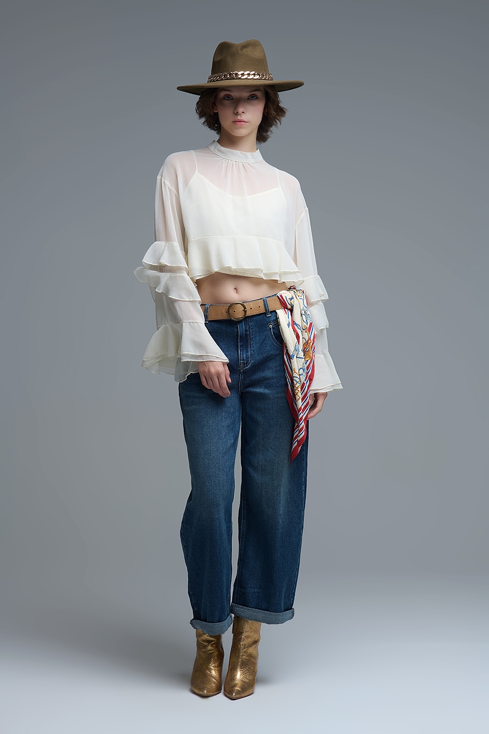 Blusa de gasa con volantes estilo capa color beige