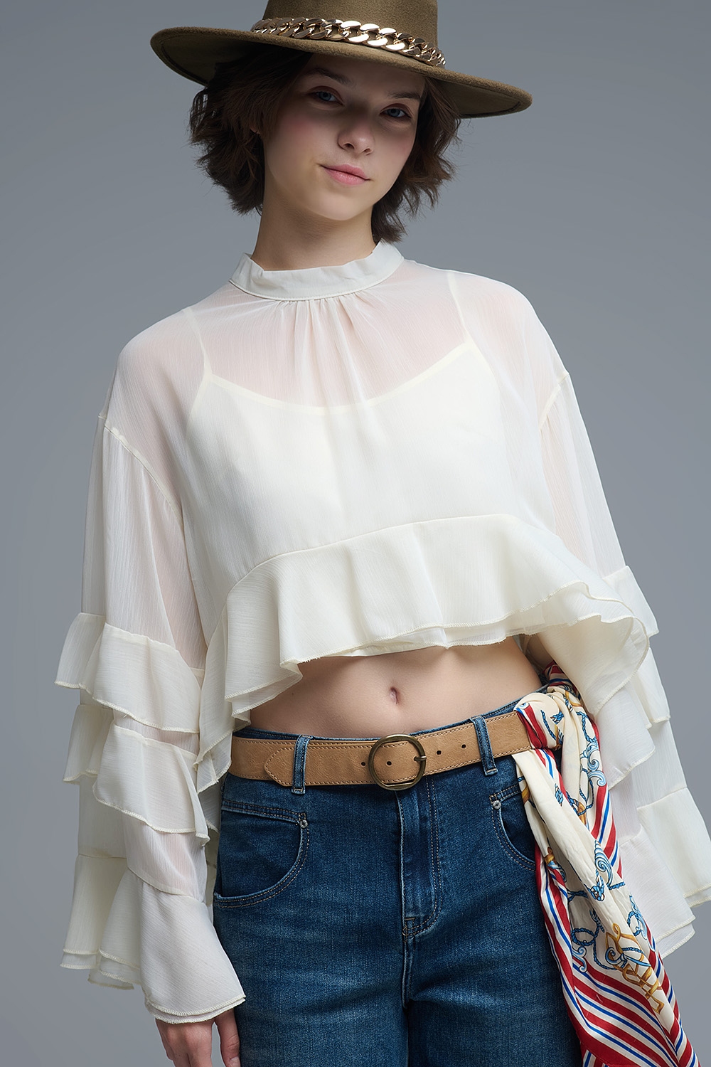 Blusa de gasa con volantes estilo capa color beige
