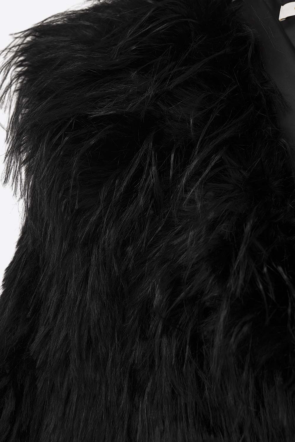 Chaqueta negra de piel sint&eacute;tica con gran cuello