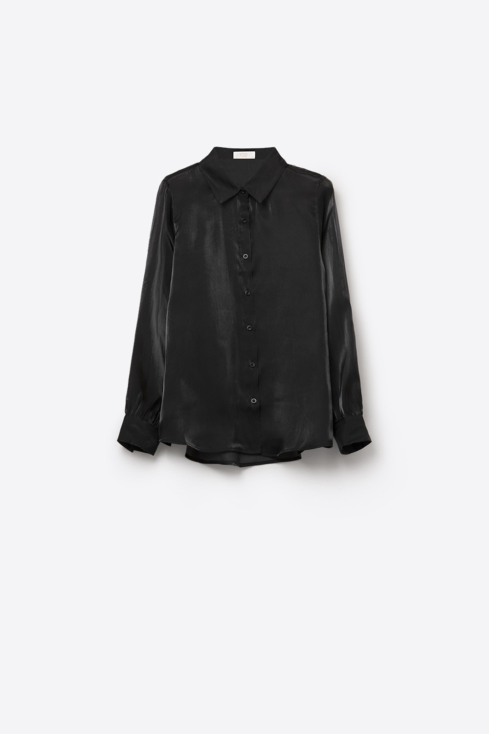 Elegante camisa negra de seda satinada