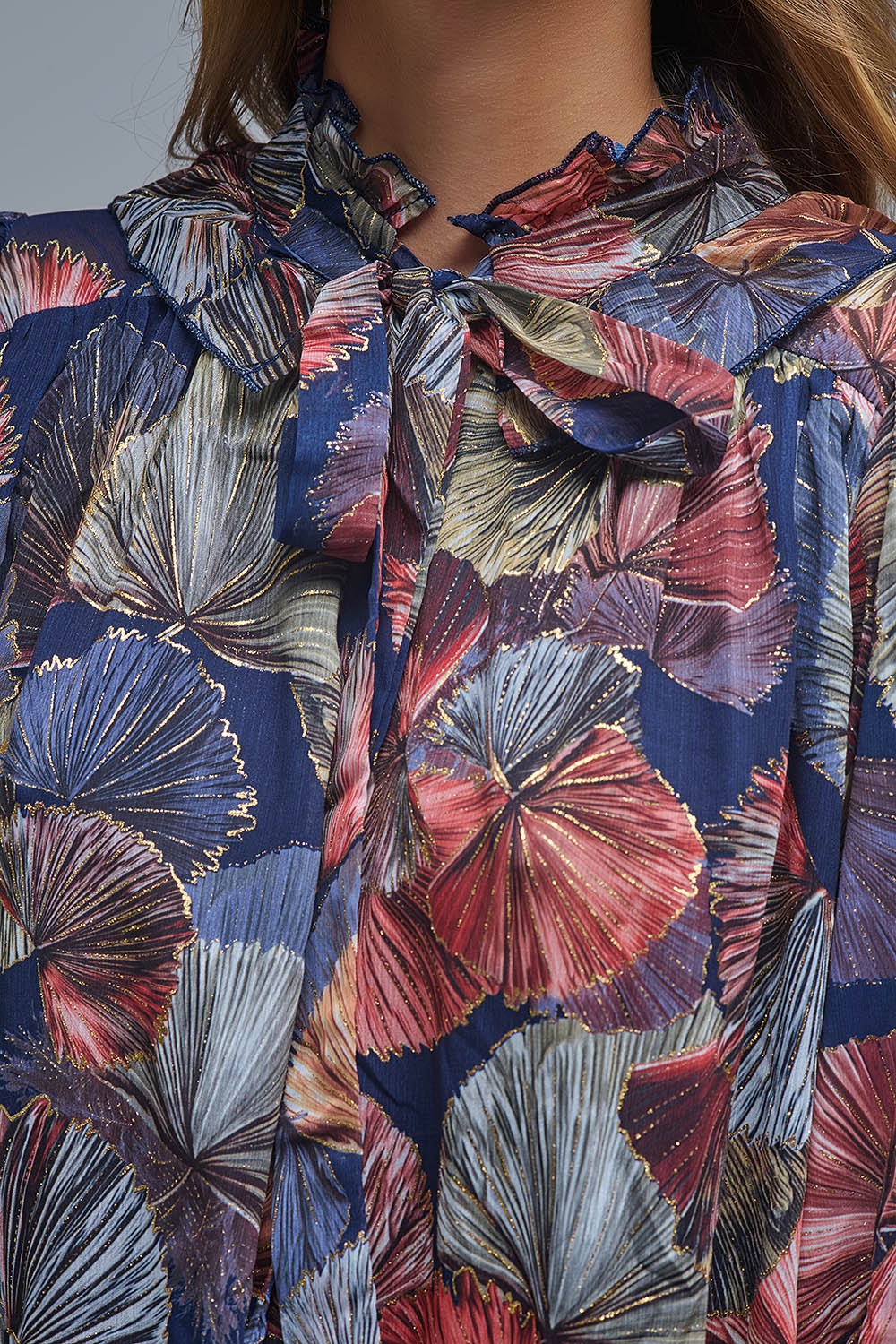 Elegante vestido floral con cuello de corbata y l&iacute;nea A