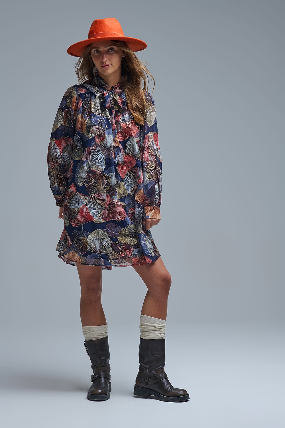 Elegante vestido floral con cuello de corbata y l&iacute;nea A