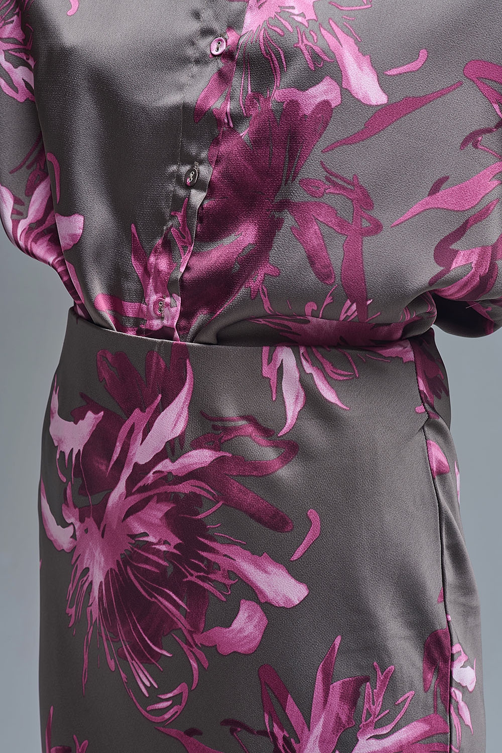 Elegante falda midi floral de satén gris Elegante falda midi floral de satén gris