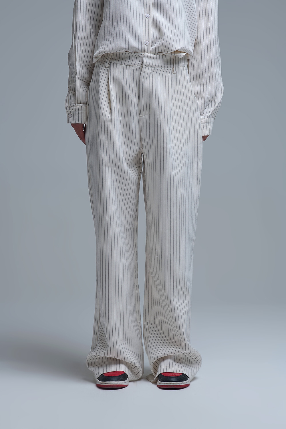 Elegante pantalón de pernera ancha a rayas en color crema con corte forrado Elegante pantalón de pernera ancha a rayas en color crema con corte forrado