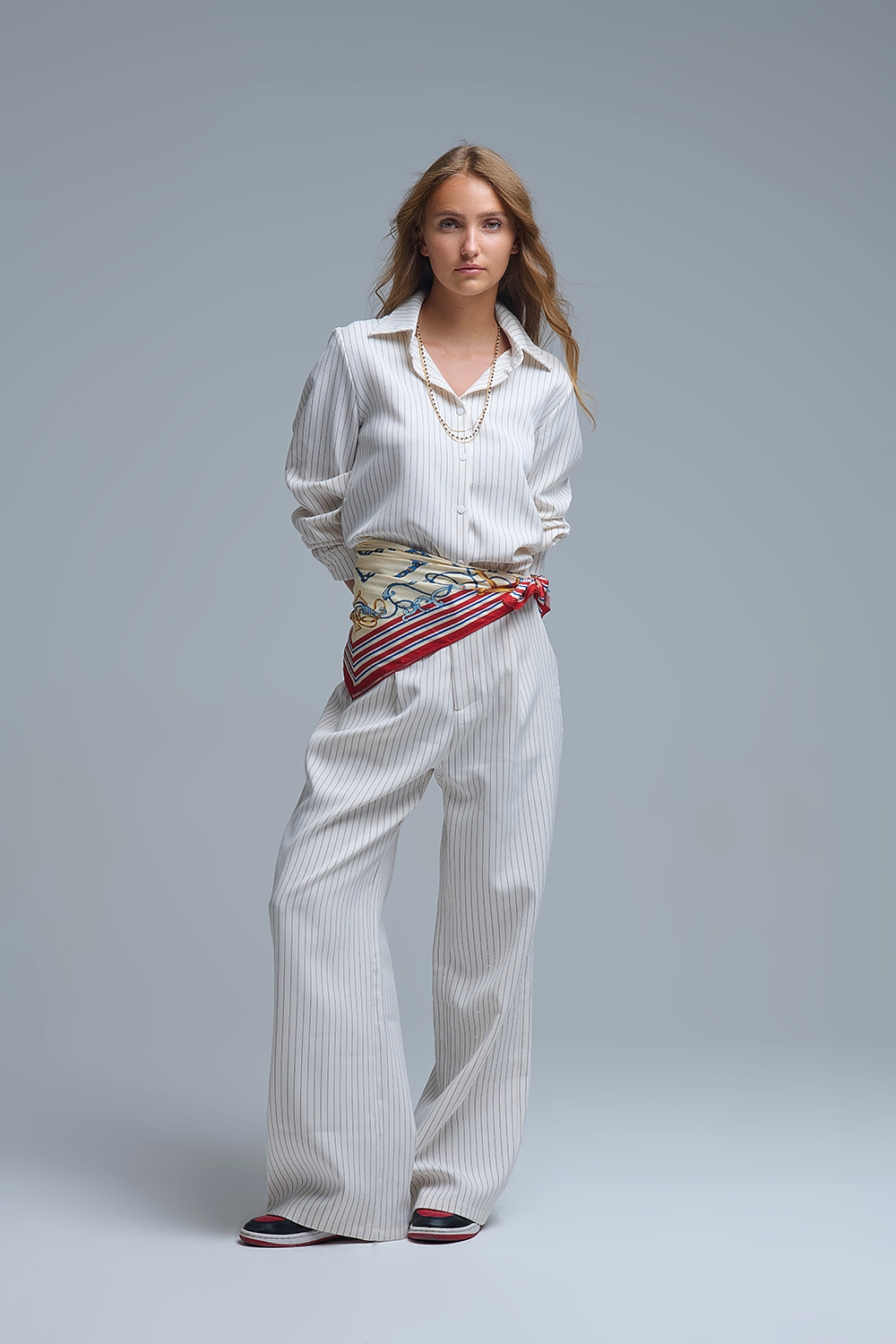 Elegante pantalón de pernera ancha a rayas en color crema con corte forrado Elegante pantalón de pernera ancha a rayas en color crema con corte forrado