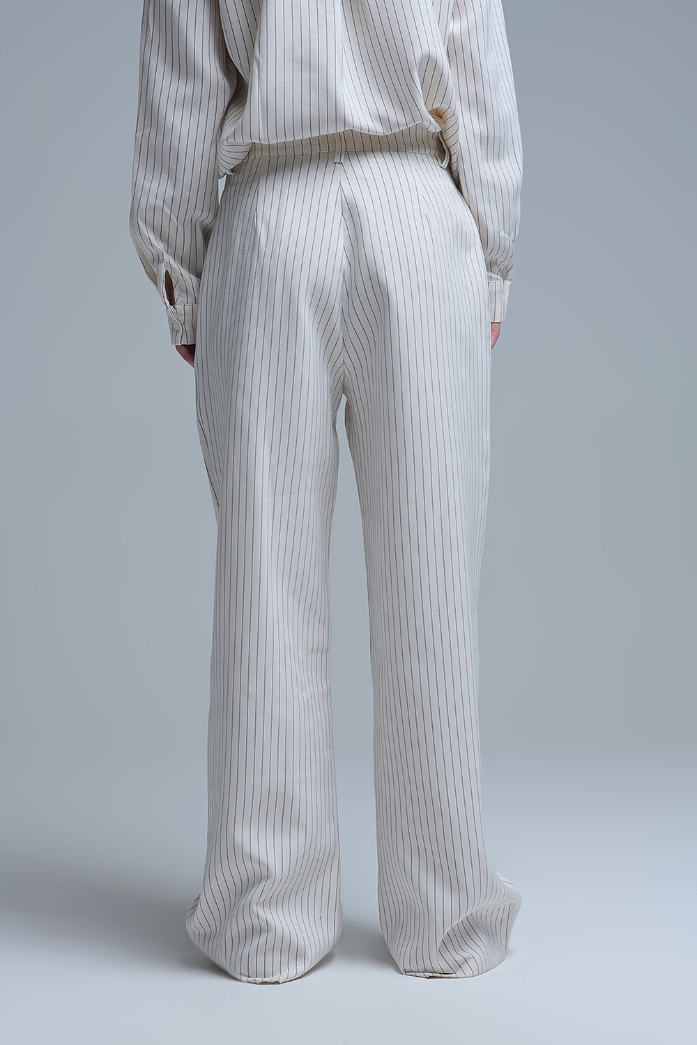 Elegante pantalón de pernera ancha a rayas en color crema con corte forrado Elegante pantalón de pernera ancha a rayas en color crema con corte forrado