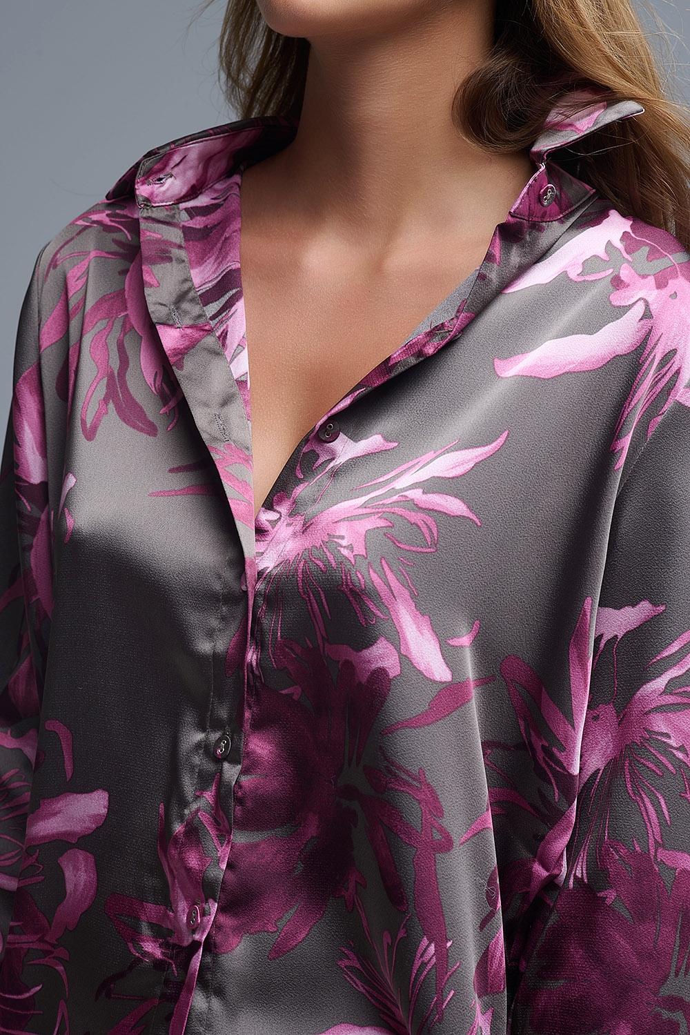 Camisa de raso gris con estampado floral y botones Camisa de raso gris con estampado floral y botones