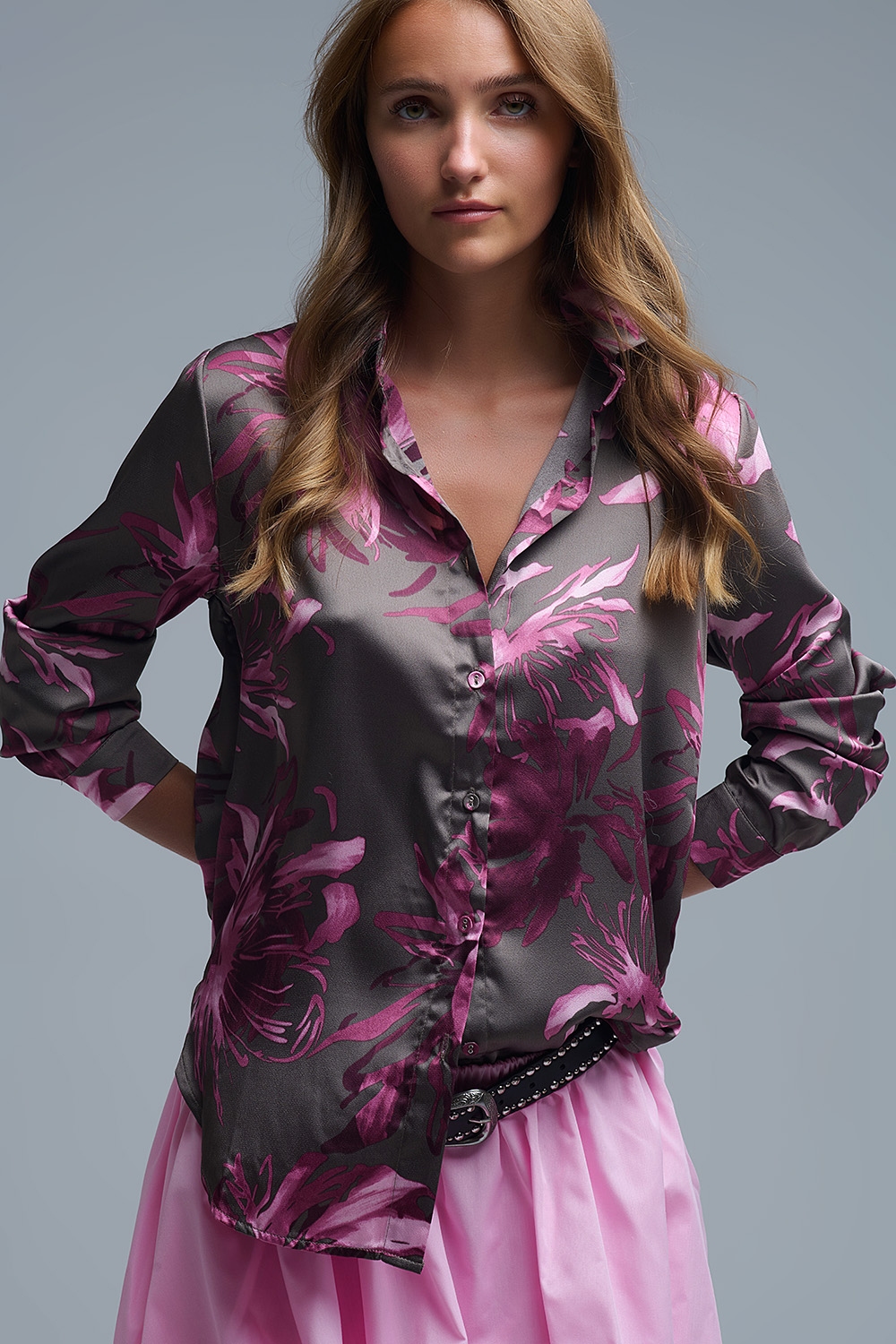 Camisa de raso gris con estampado floral y botones Camisa de raso gris con estampado floral y botones