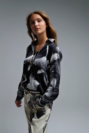 Blusa negra de satén con estampado abstracto