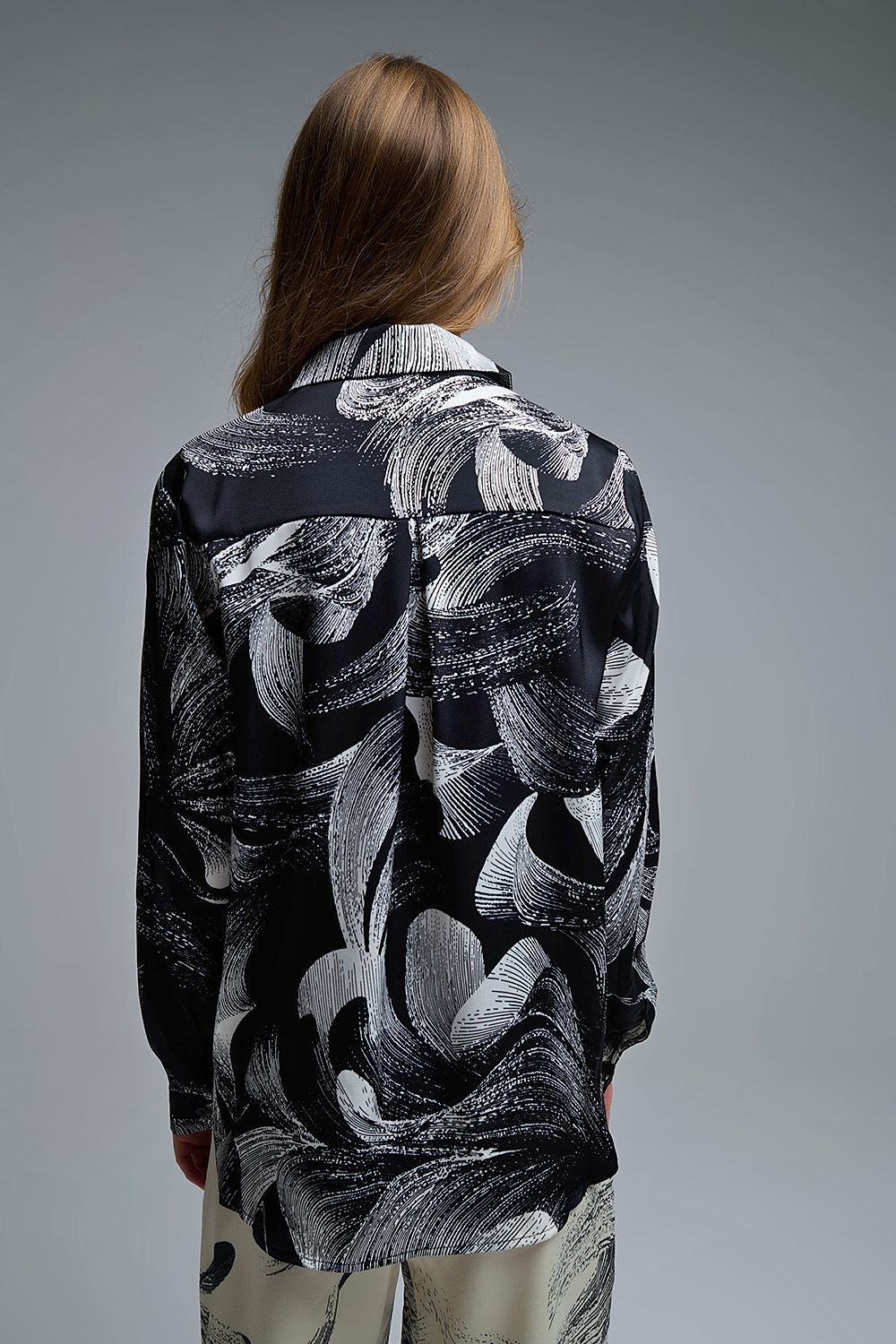 Blusa negra de satén con estampado abstracto Blusa negra de satén con estampado abstracto
