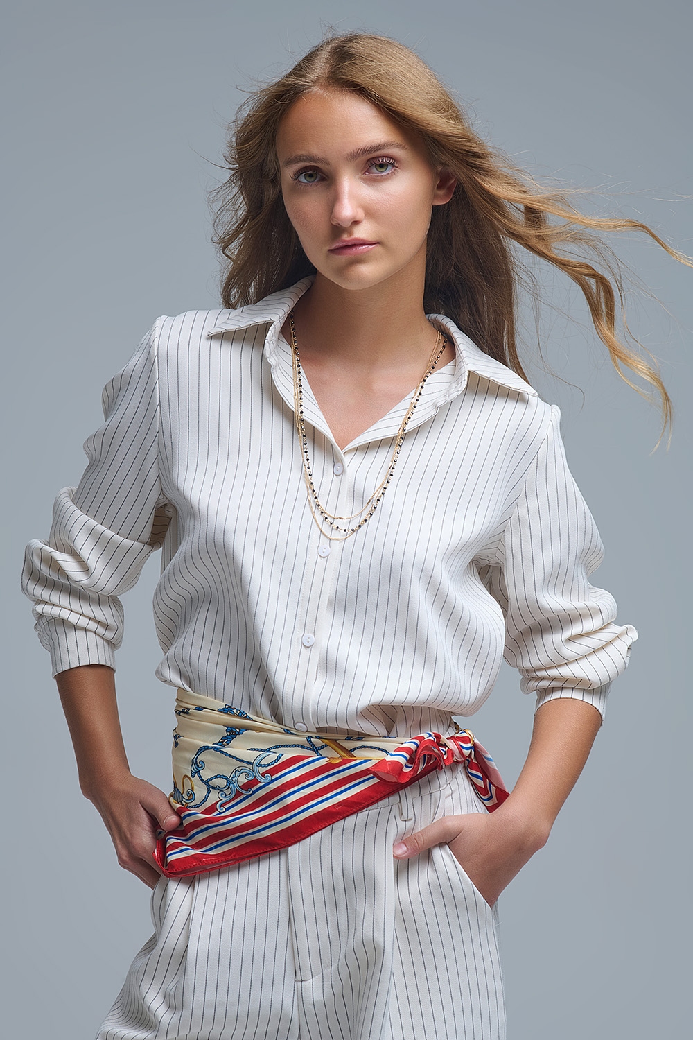 Sofisticada camisa a rayas crema de cuello alto Sofisticada camisa a rayas crema de cuello alto