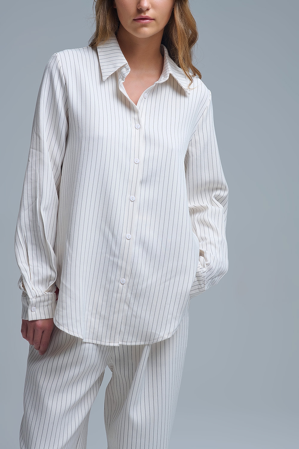 Sofisticada camisa a rayas crema de cuello alto Sofisticada camisa a rayas crema de cuello alto