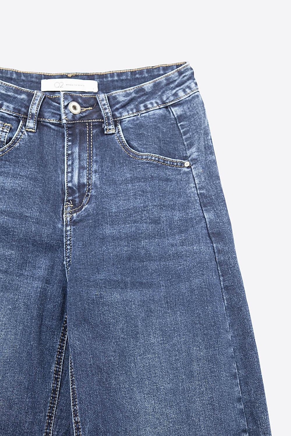 Jeans de mezclilla azul oscuro de pierna ancha con dobladillo vuelto y costuras laterales
