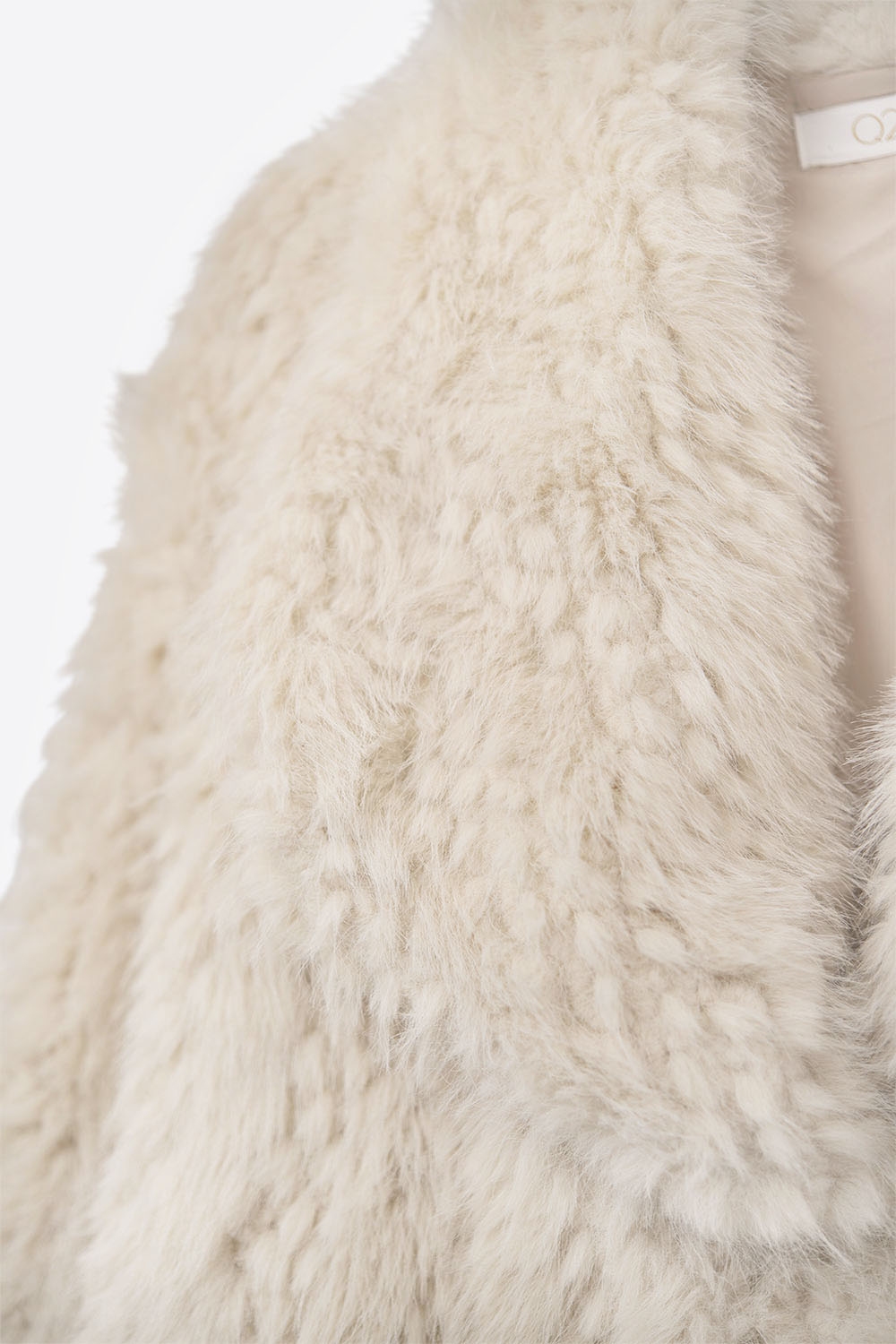 Elegante chaqueta de piel sint&eacute;tica beige con cuello ancho