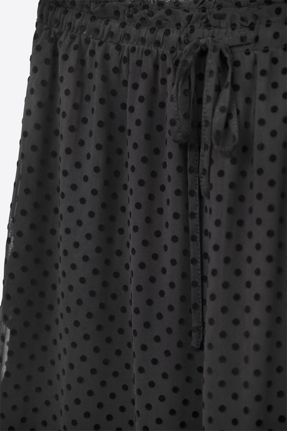 Elegantes pantalones negros de lunares transparentes