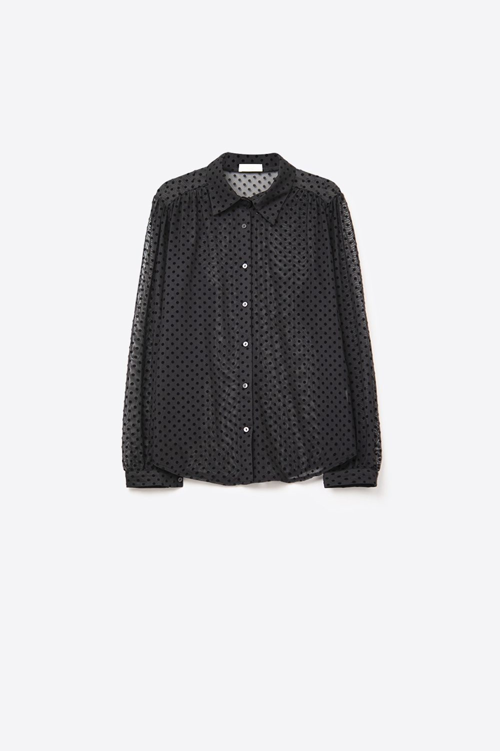 Camisa negra abotonada de lunares en gasa