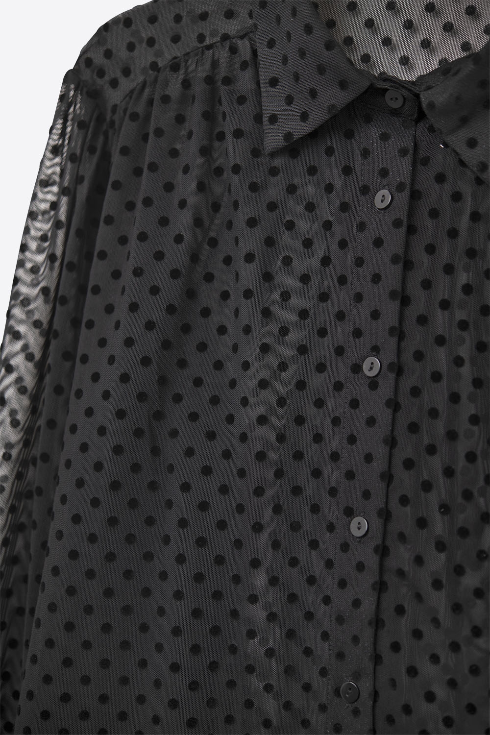 Camisa negra abotonada de lunares en gasa