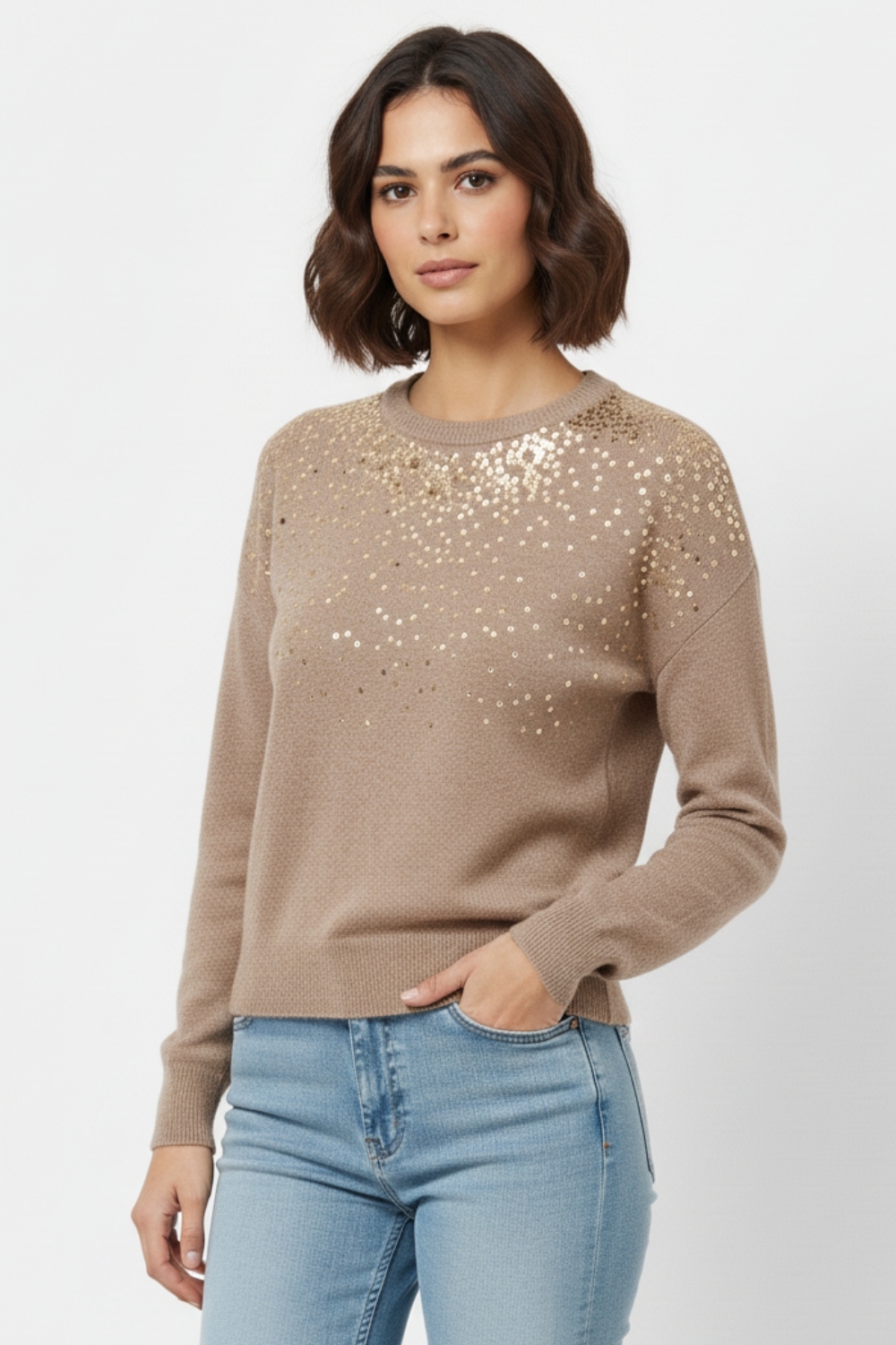 Jersey de punto suave beige adornado con lentejuelas en la parte delantera