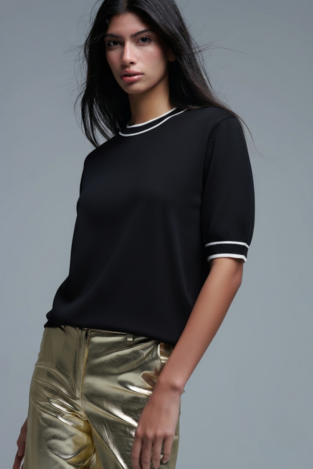Jersey negro de manga corta con detalle de l&iacute;neas blancas