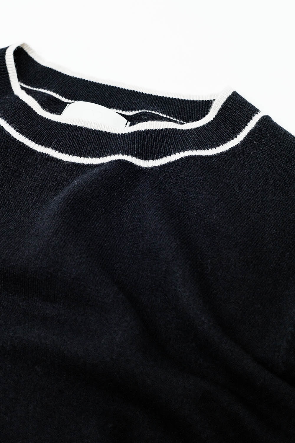 Jersey negro de manga corta con detalle de l&iacute;neas blancas