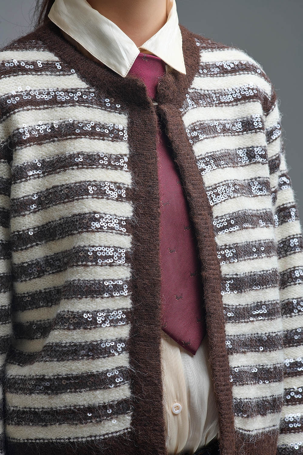 Chaqueta de rayas con detalle de lentejuelas en marr&oacute;n y crema
