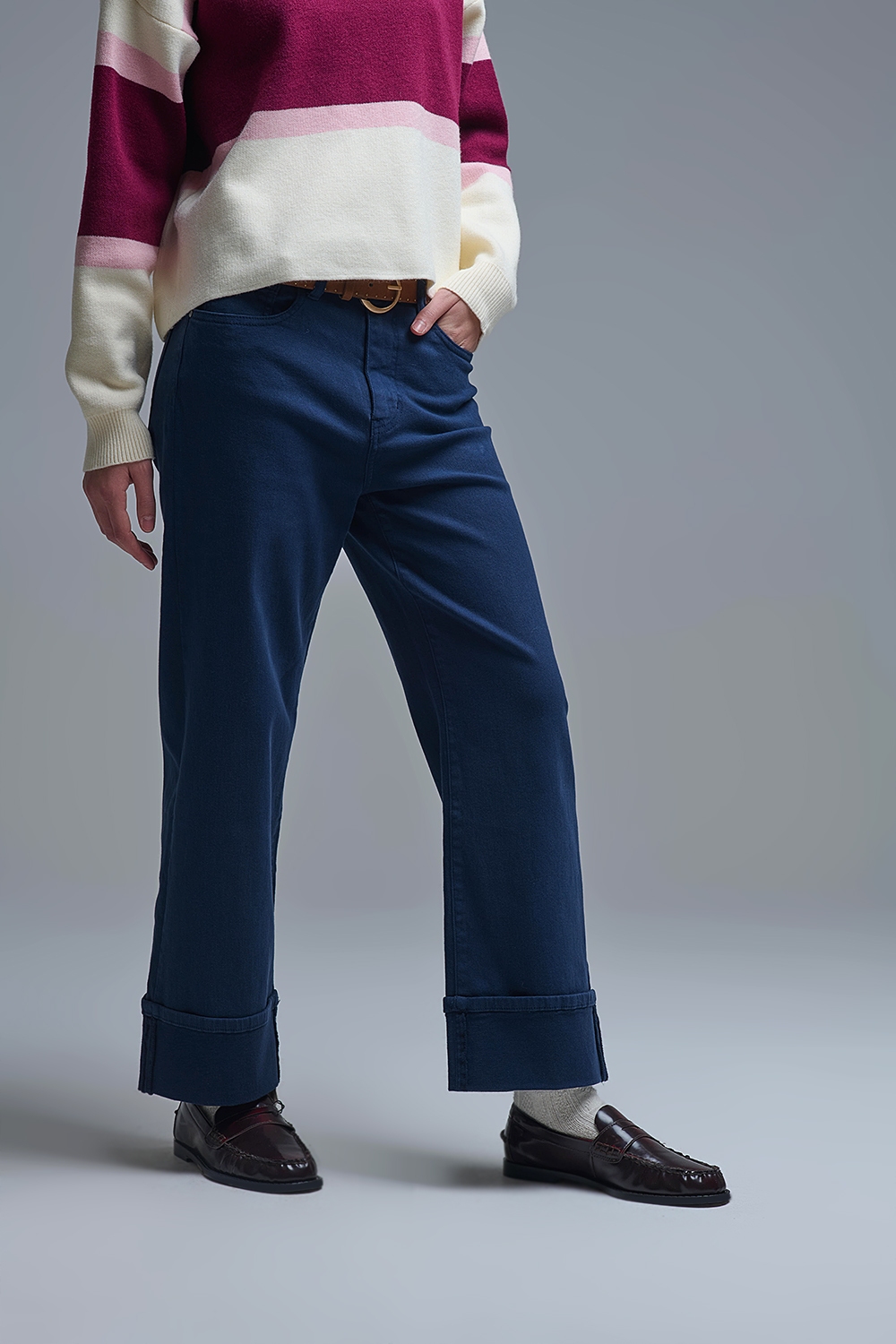 Pantal&oacute;n recto con bajo recortado en azul marino
