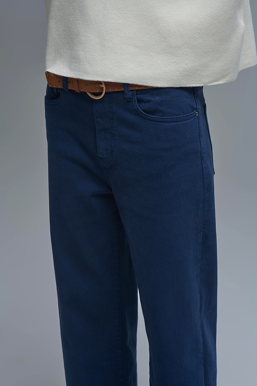 Pantal&oacute;n recto con bajo recortado en azul marino