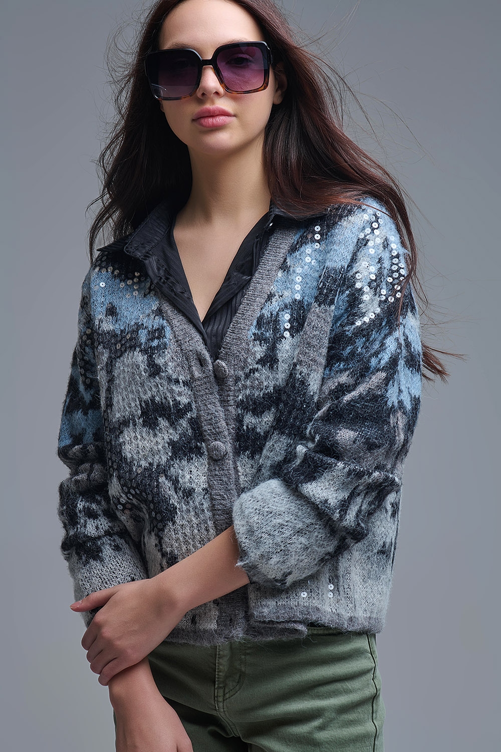 Elegante chaqueta de punto gris con estampado abstracto de lentejuelas Elegante chaqueta de punto gris con estampado abstracto de lentejuelas