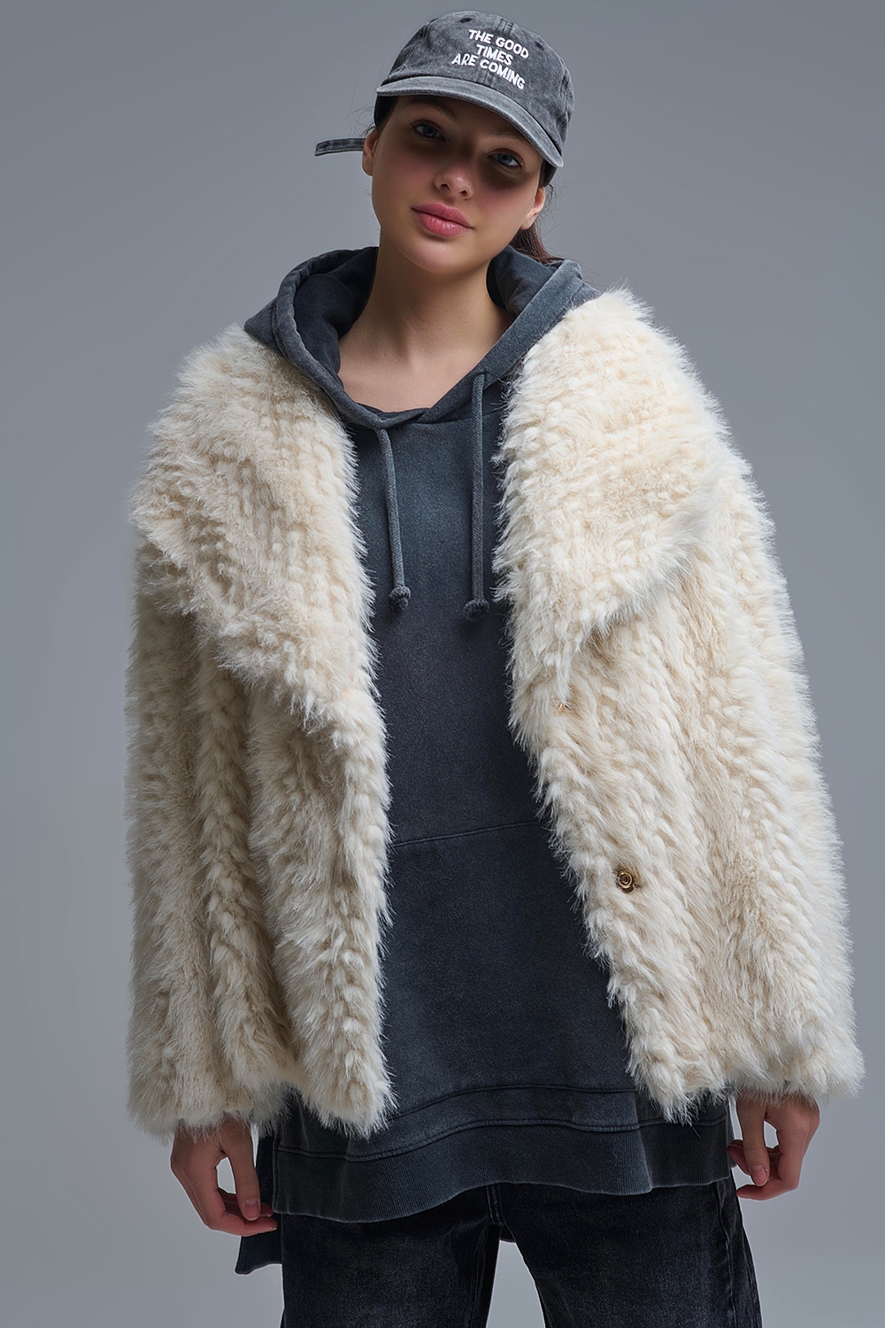 Elegante chaqueta de piel sint&eacute;tica beige con cuello ancho