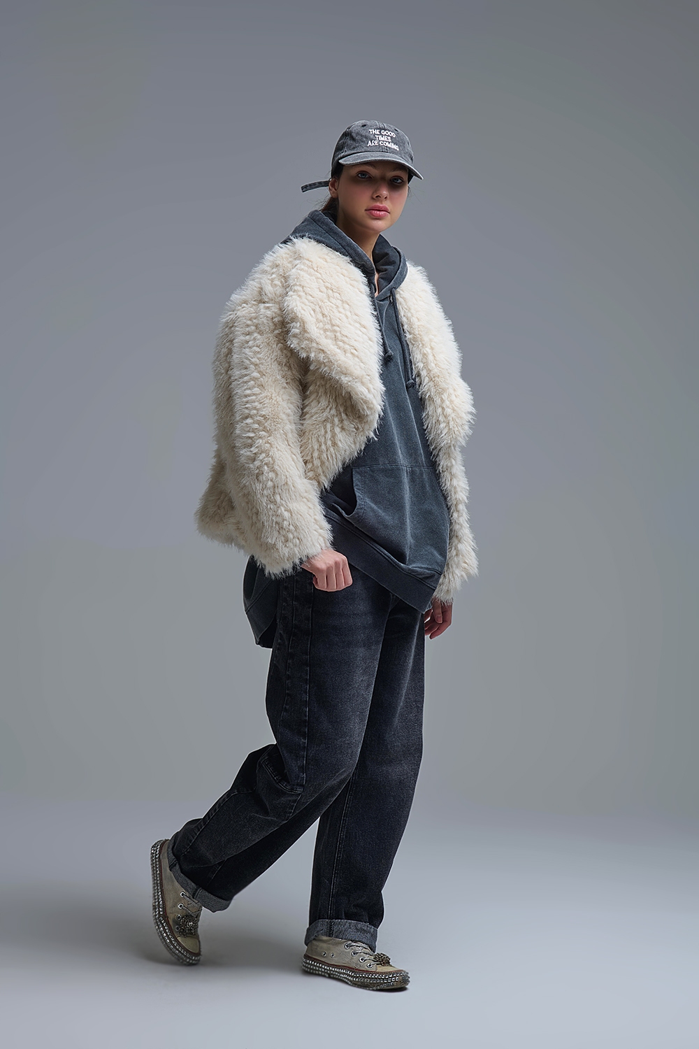 Elegante chaqueta de piel sint&eacute;tica beige con cuello ancho