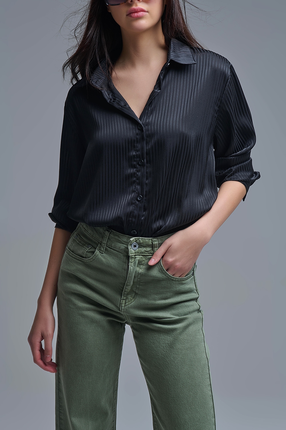 Elegante Camisa de Raso a Rayas Negras